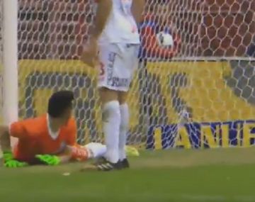 Mirá el papelón del arquero de Argentinos en el gol de Lanús