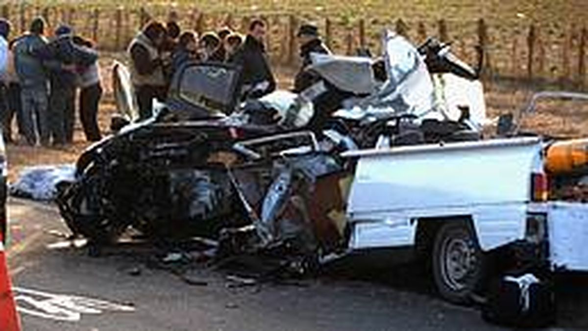 Choque frontal entre una camioneta y un auto deja cinco personas muertas