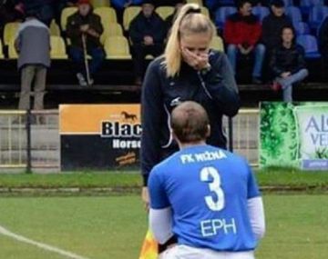 Un jugador le pidió matrimonio a una jueza de línea en pleno partido y emocionó a todos.