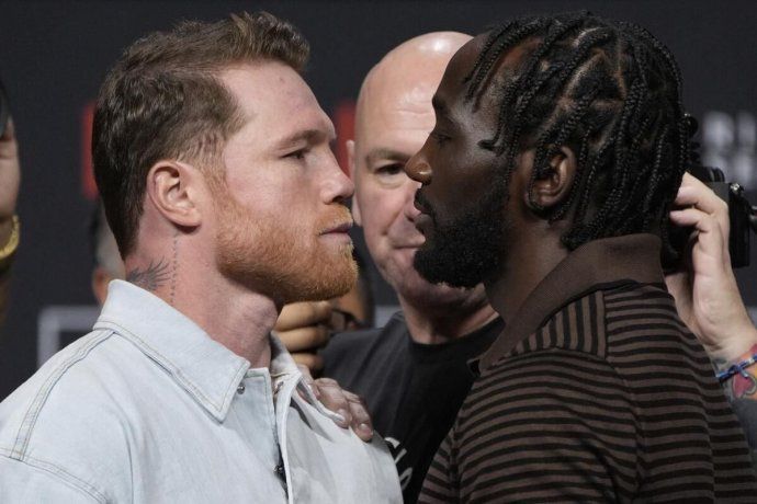 Saúl Canelo Álvarez llegará al combate ante Terence Crawford con dos ventajas: el peso y la falta de continuidad del Bud.