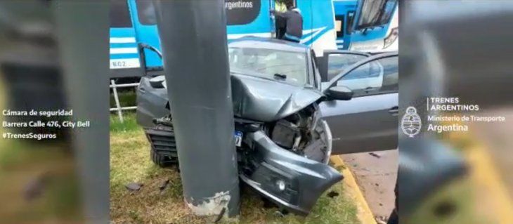 City Bell: un tren embistió a un auto que cruzó con la barrera baja