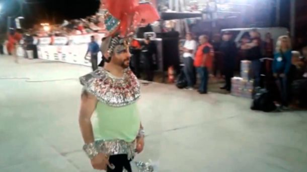 José Ottavis se puso las plumas y bailó en una comparsa