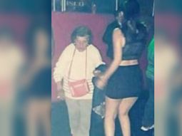 Una abuela fue a un boliche a buscar a su nieta para que cuide a su bebé