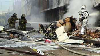cayo una avioneta sobre una panaderia en bogota: al menos cinco muertos cayo una avioneta sobre una panaderia en bogota: al menos cinco muertos