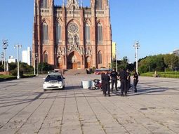 Una moto embistió la piedra fundamental de La Plata en la plaza Moreno Una moto embistió la piedra fundamental de La Plata en la plaza Moreno