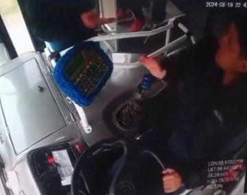 Los dos hombres se trenzaron en una pelea arriba del colectivo