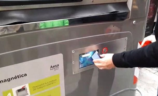 Instalaron contenedores inteligentes sobre Corrientes y los cartoneros harán una protesta