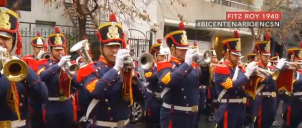 VIDEO: Así tocaron el Himno los Granaderos en la puerta de C5N