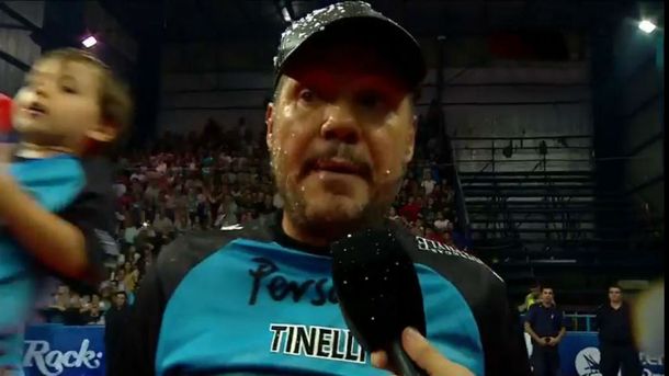 Marcelo Tinelli celebrando el triunfo de Bolívar Voley