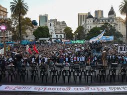 Masiva convocatoria de organizaciones políticas y sociales en repudio al beneficio al 2x1 a los genocidas. Masiva convocatoria de organizaciones políticas y sociales en repudio al beneficio al 2x1 a los genocidas.