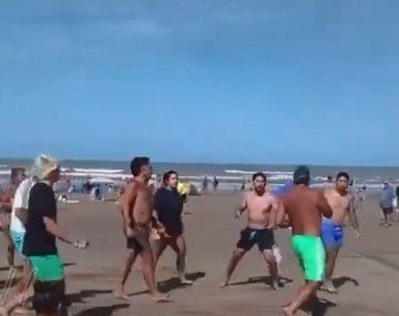 Mar de Ajó: batalla campal en la playa por un partido de vóley