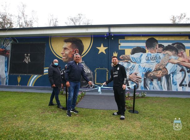 El relajado look de Messi para inaugurar un mural de Argentina campeón