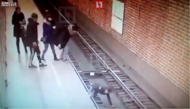 Un chico tiró a otro a las vías del subte en Rusia
