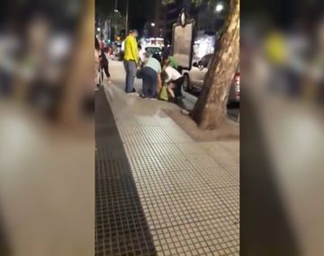 El video más duro: juntan pan viejo en la calle porque no lo pueden pagar