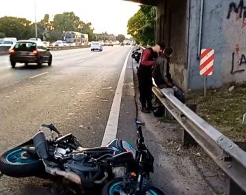 Una camioneta chocó a una moto en la General Paz y el conductor se dio a la fuga