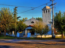 El pueblo en medio del campo con construcciones antiguas y mucha paz El pueblo en medio del campo con construcciones antiguas y mucha paz