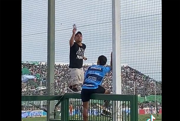 Esto es Boca: la voz del estadio pedía que bajaran al nene y era un adulto con enanismo
