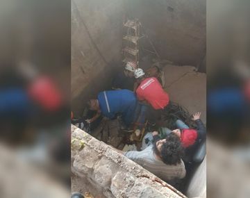 Se juntaron a rezar y los tragó un pozo de 3 metros