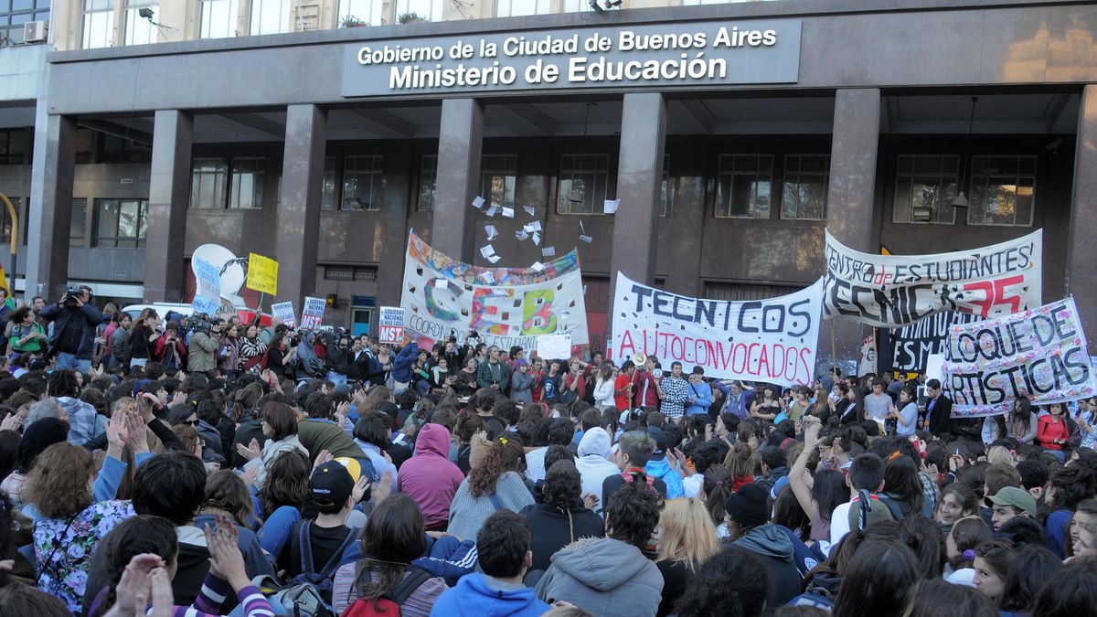 Estudiantes secundarios decidieron continuar con las tomas