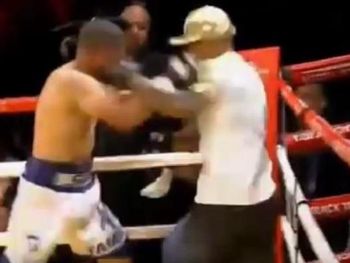 López siguió con las piñas después del nocaut