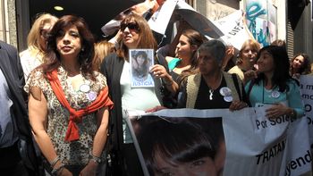 escracharon frente a tribunales al juez axel gustavo lopez escracharon frente a tribunales al juez axel gustavo lopez