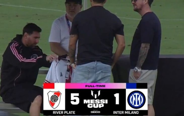 La llamativa reacción de Messi al recibir una camiseta de River como regalo