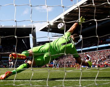 El Aston Villa de Dibu ganó otra vez y sueña con la Champions