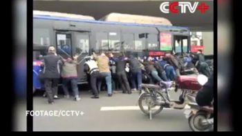 levantan un micro para salvar a un hombre levantan un micro para salvar a un hombre