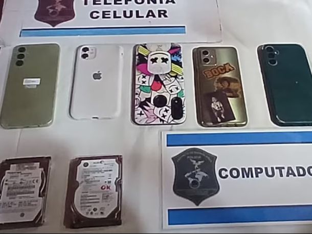 Celulares incautados en la redada donde el docente fue detenido.