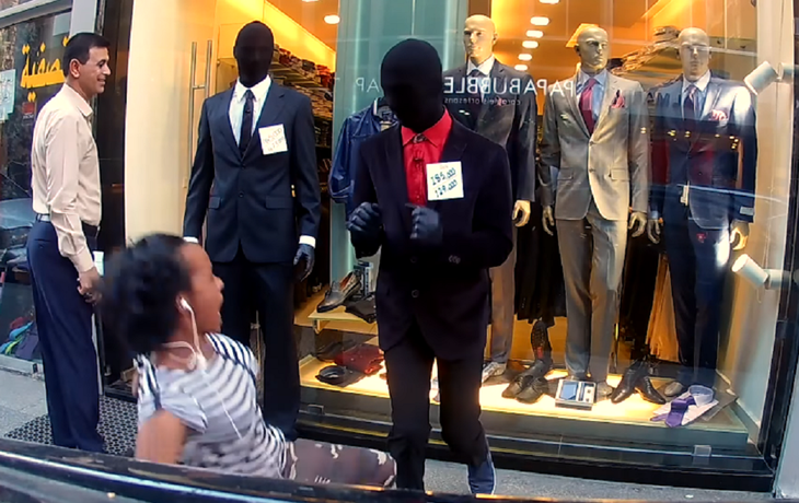 Se hacen pasar por maniquíes para asustar a la gente por la calle