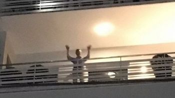 macri salio al balcon de su departamento para saludar macri salio al balcon de su departamento para saludar