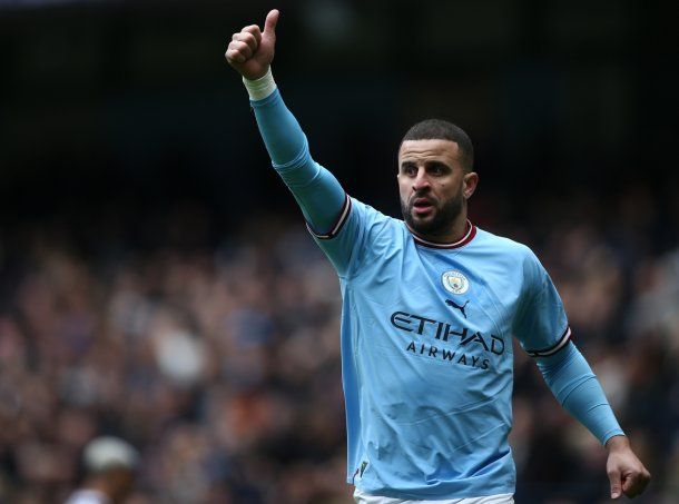 Escándalo en Inglaterra: grabaron borracho a Kyle Walker bajándose los pantalones en un bar