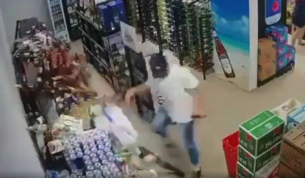 VIDEO: Quiso contener una estantería con cervezas en medio de un terremoto, pero le salió mal
