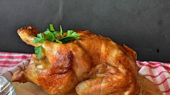 Lo más importante del pollo no es su color, sino su estado. Lo más importante del pollo no es su color, sino su estado.