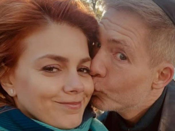 Natalie Pérez y Adrián Suar en Mazel Tov (2025).
