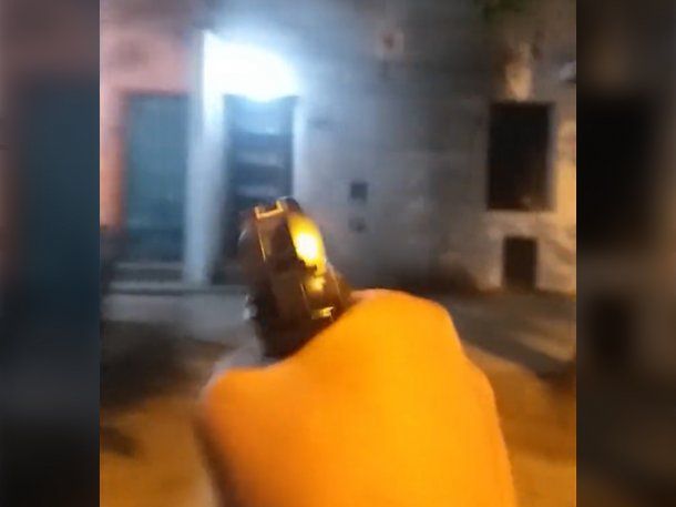 Un preso se filmó mientras baleaba una casa durante una salida transitoria en Rosario