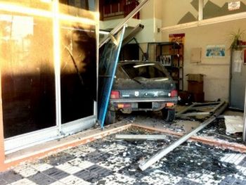 Aceleró y terminó con el auto en un local