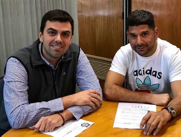 El volante firma su contrato con el presidente del club