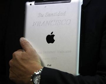 Subastan iPad del Francisco por US$30.500