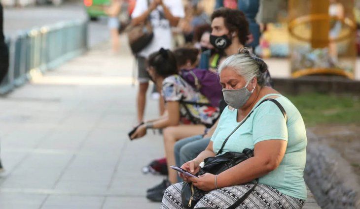 Ante el avance de la pandemia, ciudades de Mendoza cierran la noche