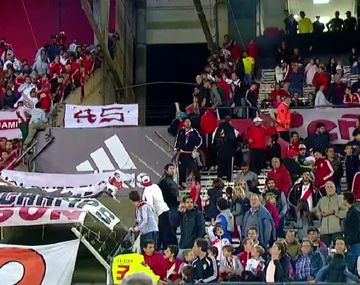 ¡Muy grave! Se cayó un hincha desde una tribuna del Monumental