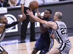 los spurs de ginobili volvieron a ganar y tienen un pie en semifinales los spurs de ginobili volvieron a ganar y tienen un pie en semifinales