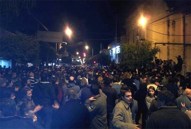 Tres mil vecinos reclamaron justicia frente a la comisaría