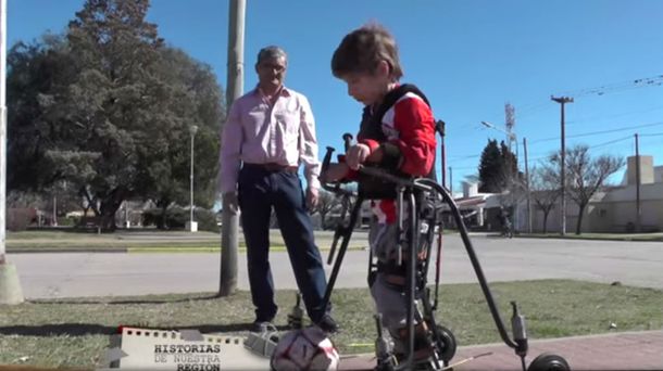 Un nene con parálisis cerebral pudo caminar gracias a un inédito prototipo diseñado por un vecino