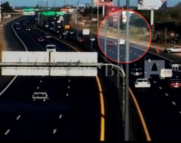 Espectacurlar choque entre una moto y un auto en la autopista: mirá el video