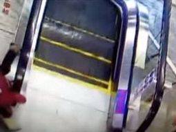 otra vez una escalera mecanica: un nene al borde de la muerte otra vez una escalera mecanica: un nene al borde de la muerte