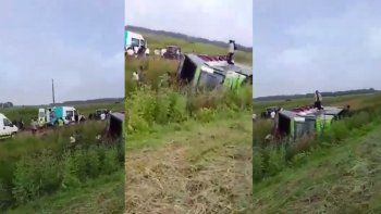 video estremecedor: asi retiraban los dos cuerpos del micro que volco en ruta 2 video estremecedor: asi retiraban los dos cuerpos del micro que volco en ruta 2