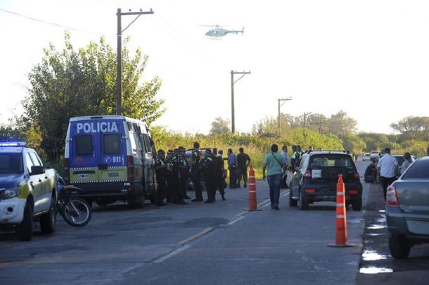 Un motoquero murió embestido por un auto que escapaba de un control policial
