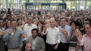 despues de asumir, rodriguez larreta compartio un brindis con empleados publicos despues de asumir, rodriguez larreta compartio un brindis con empleados publicos