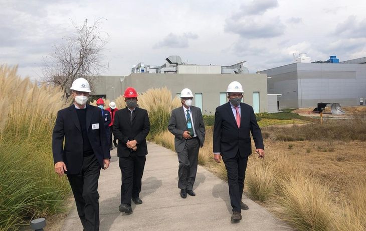 Tomada visitó en México el laboratorio que produce la vacuna en sociedad con Argentina